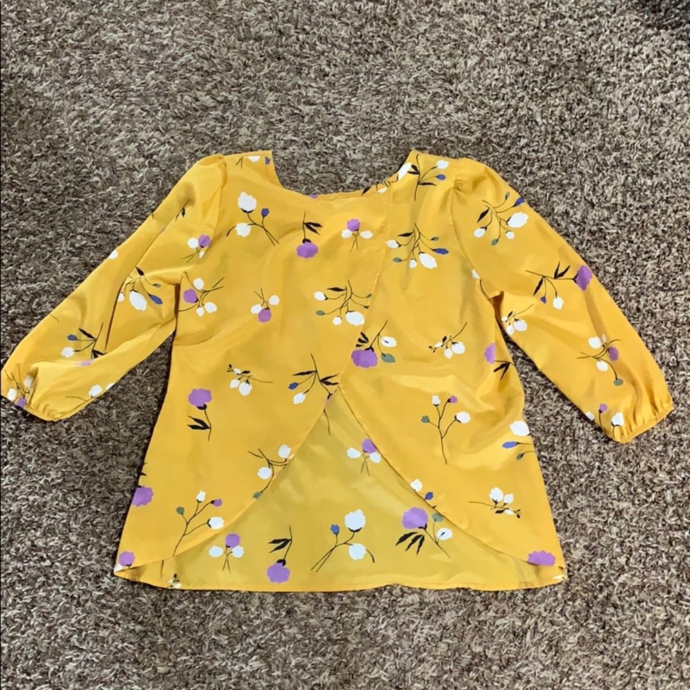 Cute blouse - Picture 2 of 3